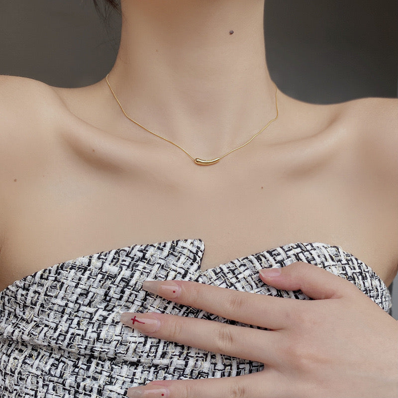 Minimal Curve Bar Necklace – 18K Gold Plated (925 Sterling Silver)