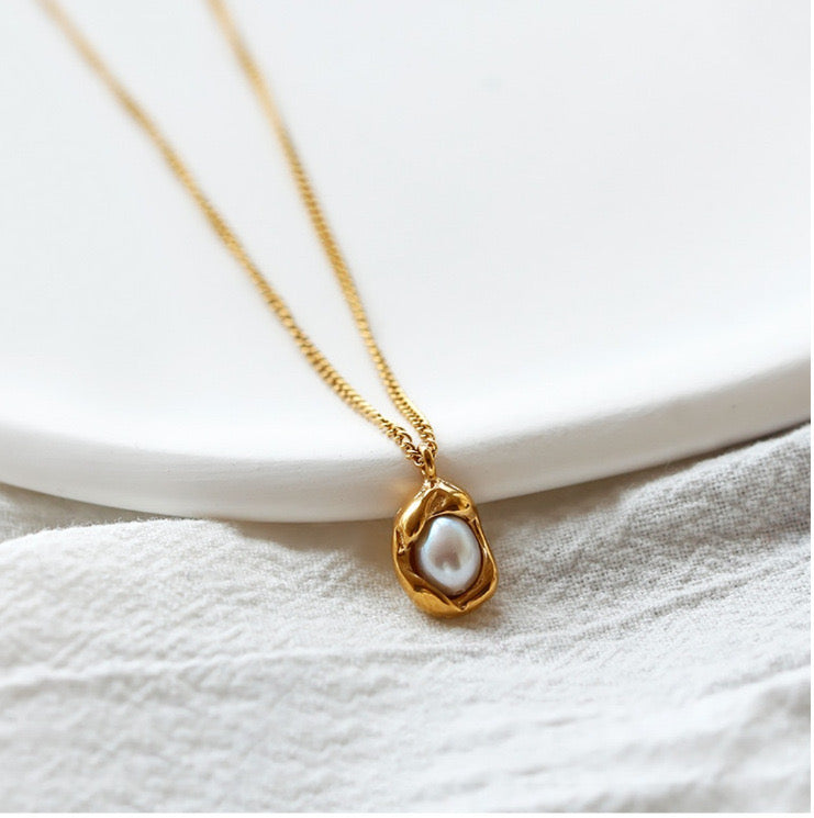 Vintage Pearl Pendant Necklace – 18K Gold Plated